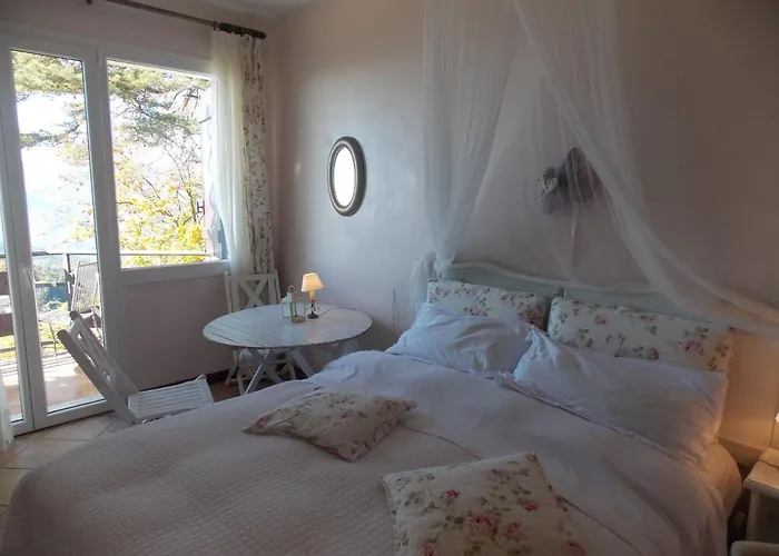 Le Camelie Del Bosco Bed & Breakfast Baiardo